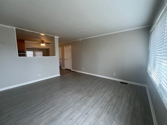 Building Photo - Spacious 3BR Home with 1-Car Garage & Private Backyard in Johnson City