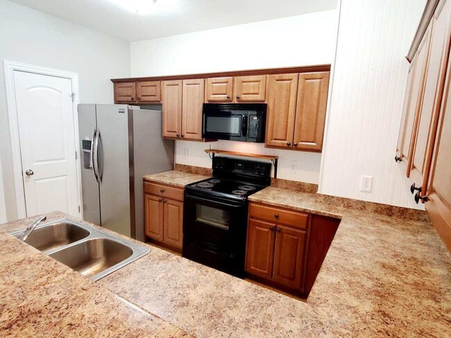 Building Photo - Great 3 Bd 3.5 Bath Townhome 2 Car Garage