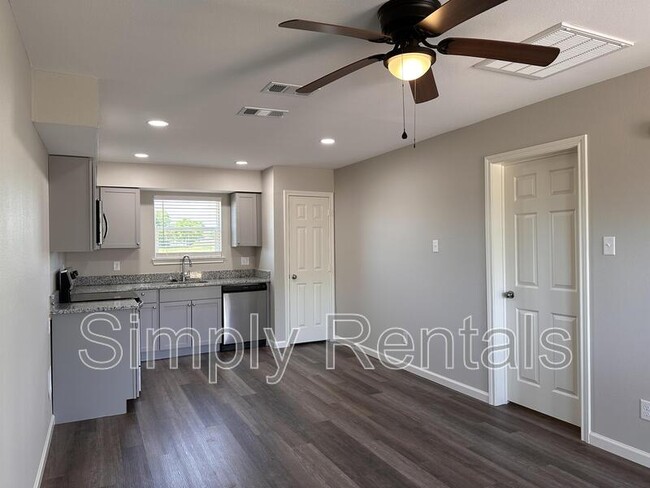 Foto del edificio - 11015 I-30 Frontage Rd