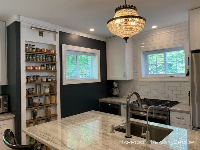 Foto del edificio - Desirable Updated Inside Beltline Ranch Home