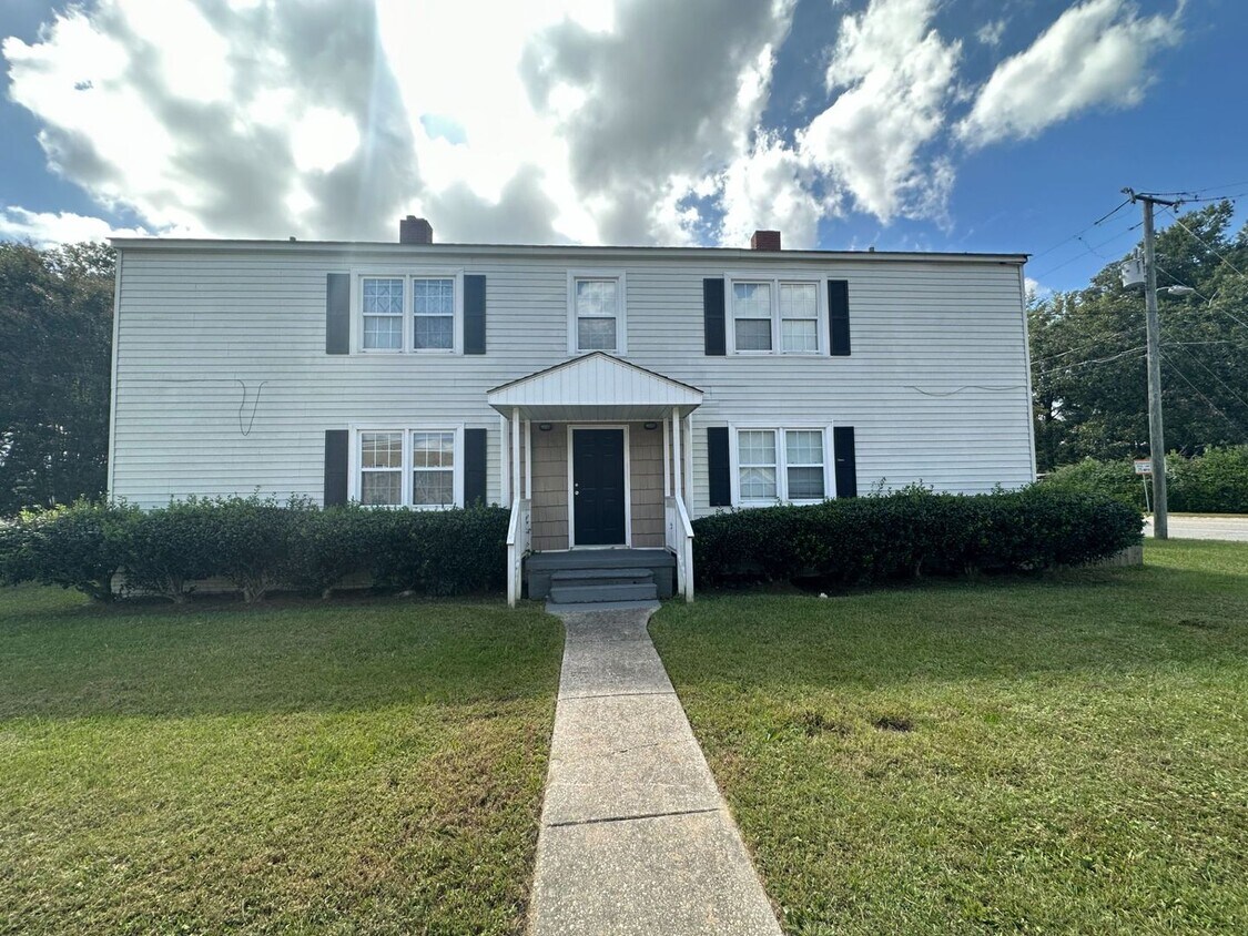 Foto principal - 1919 Fort Bragg Rd