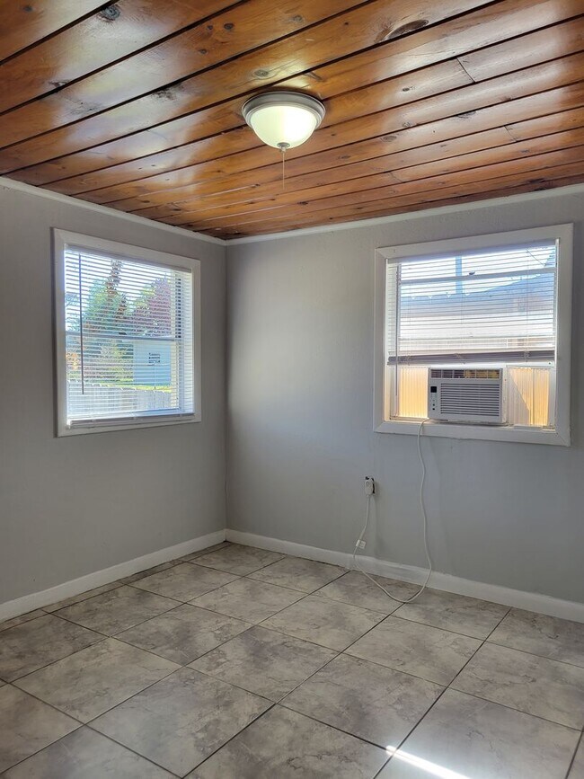 Foto del edificio - Three-Bedroom Home Near Lake Shipp