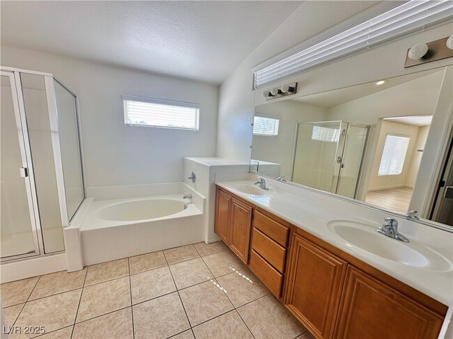 Building Photo - 3939 Bella Contada Ln