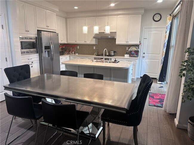 Foto del edificio - 64 Emerald Clover