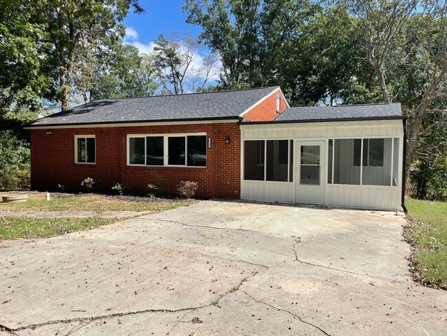 Building Photo - NEWLY REMODLED 3 BED, 2 BATH BRICK HOME LOCATED IN ASHEBORO! $1,750 RENT $1,750 DEPOSIT