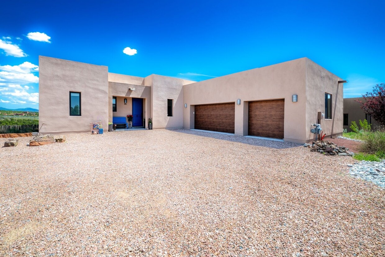 Primary Photo - Stunning 3-Bedroom Home with Mountain View...