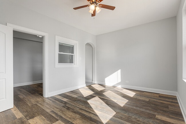 Building Photo - 1608 W Sherwin Ave