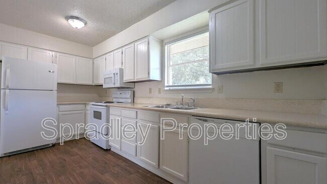 Foto del edificio - 1814B Azalea Dr