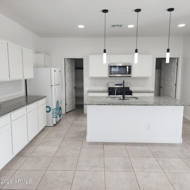 Foto del edificio - 40145 W Hillman Dr