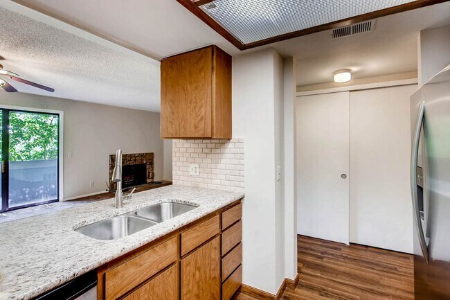 Granite counters kitchen - 14130 E Temple Dr