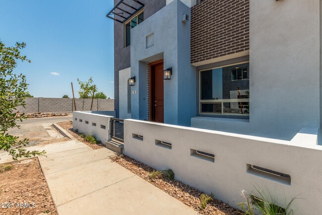 Building Photo - 733 E Commonwealth Ave