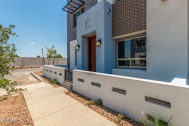 Foto del edificio - 733 E Commonwealth Ave