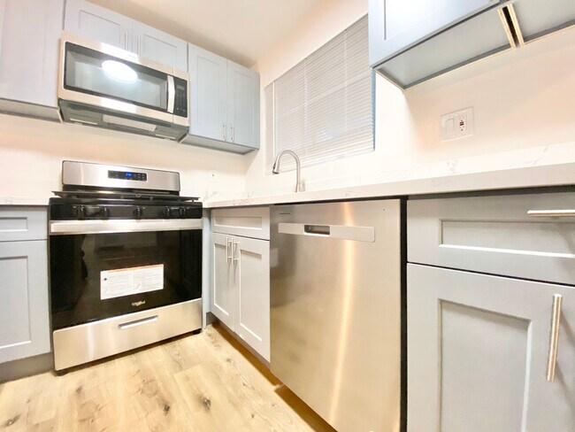 Foto del edificio - 14919 Hartland St Van Nuys, CA 91405