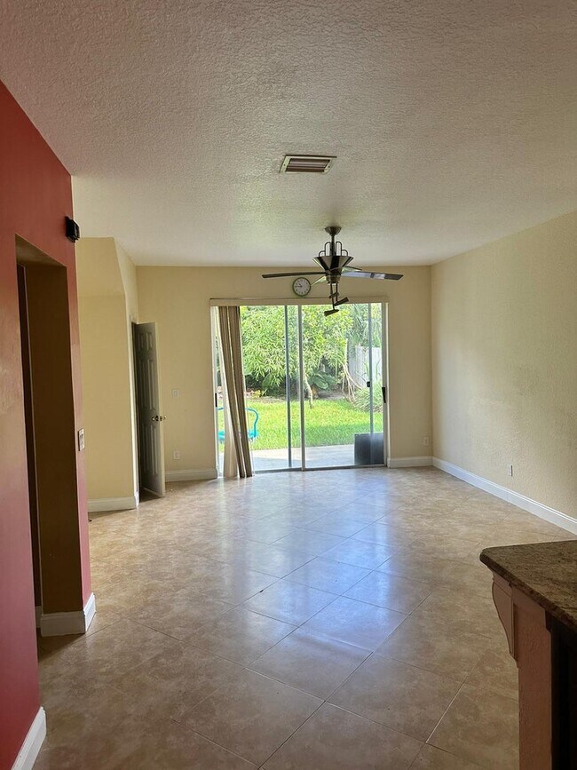 Foto del edificio - 6759 Silver Ridge Ln