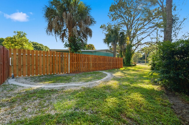 Building Photo - 365 Blue Heron Rd