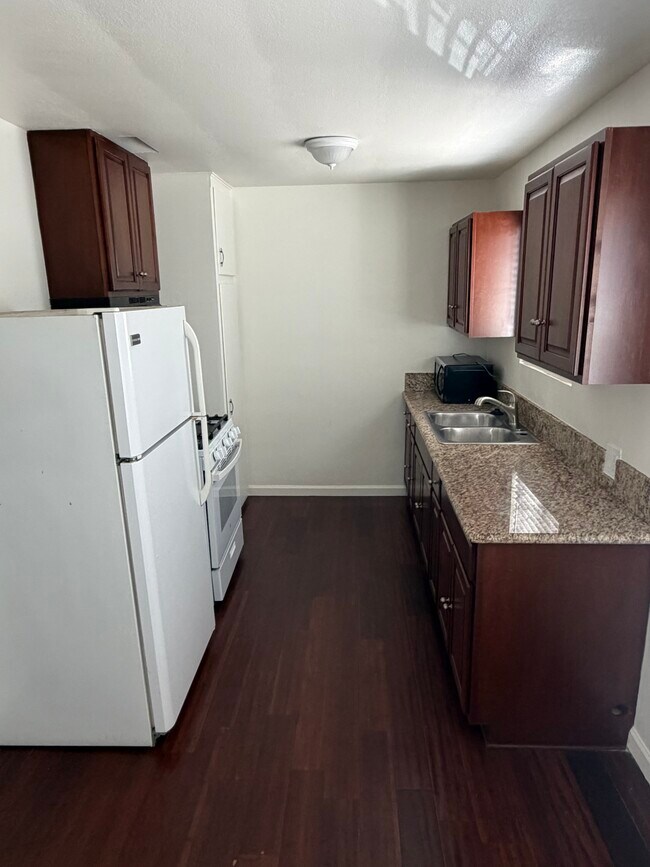 Foto del edificio - 2616 crestmoore pl