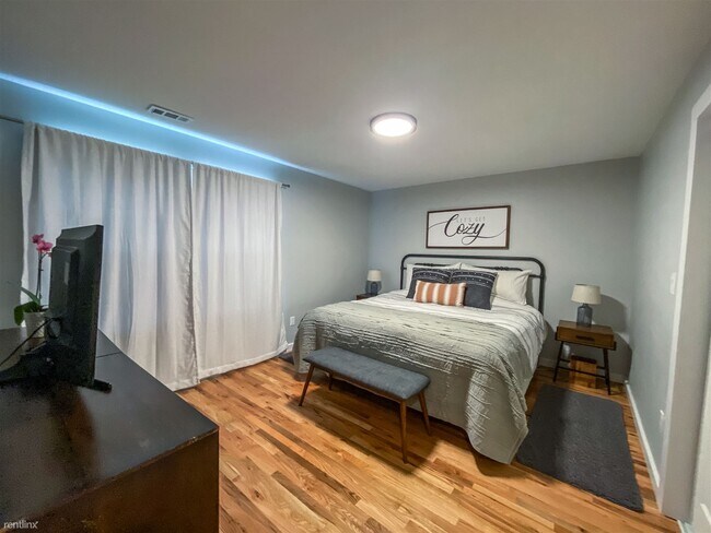 Building Photo - 4 br, 2 bath Duplex - 2715 Northeast Weidl...