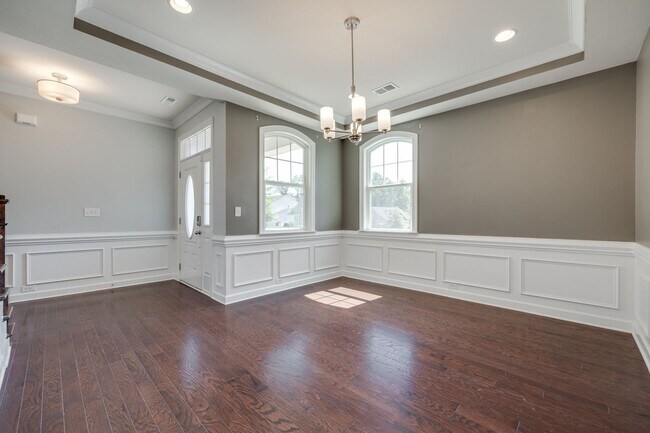 Building Photo - Gorgeous 4 bed 3.5 bath French country hom...