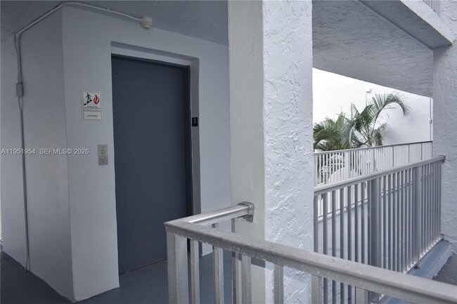 Building Photo - 9450 Live Oak Pl