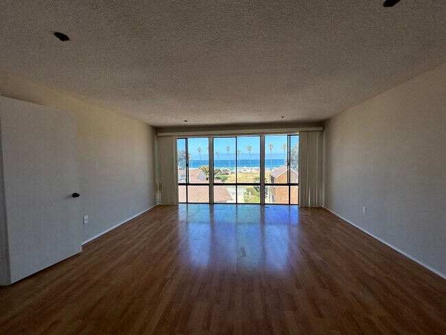 Foto del edificio - 2 Bed, 2 Bath Ocean View Condo in Highly D...