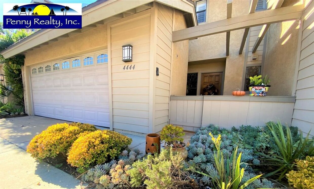 Primary Photo - FULLY FURNISHED 2 Bedroom 2.5 Bath townhom...
