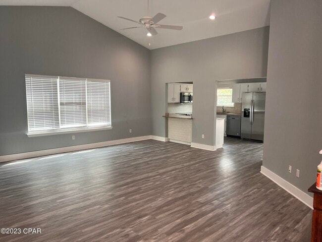 Building Photo - 319 N Cove Blvd