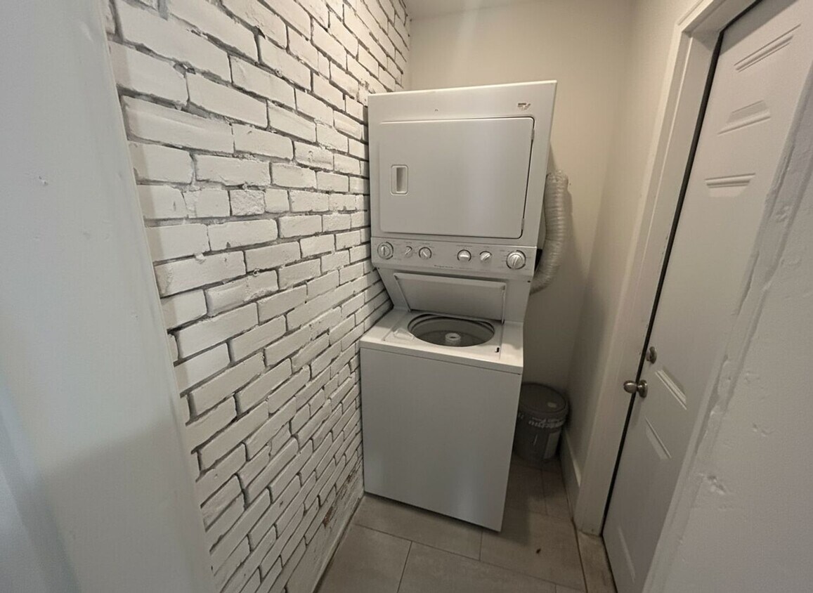 Foto principal - Charming 2-bedroom, 1-bathroom