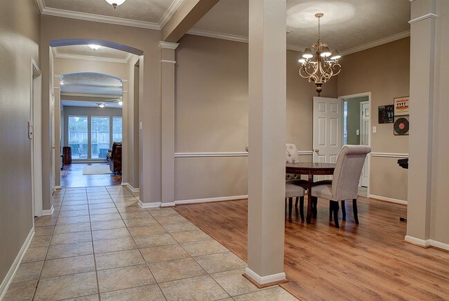 Building Photo - 9010 Robinhoods Well Dr