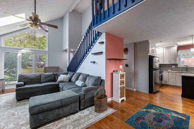 Building Photo - Great Oakwood home! 4 bed 3 bath