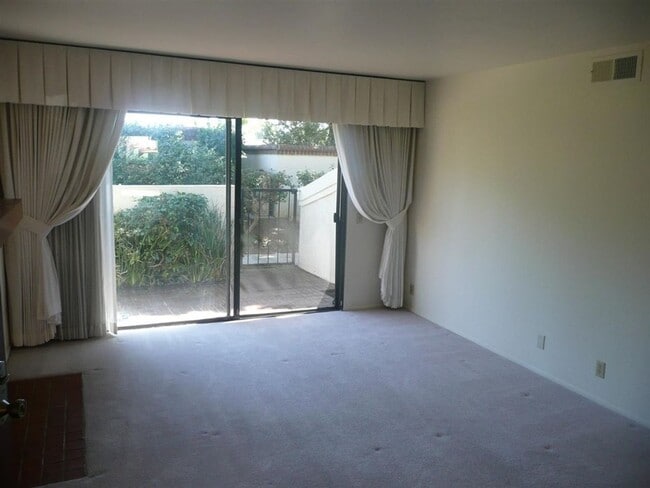 Building Photo - 2-Bedroom 1-Bathroom La Jolla UTC Condo wi...