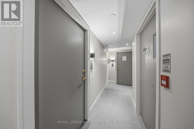 Building Photo - 2 Manderley Dr