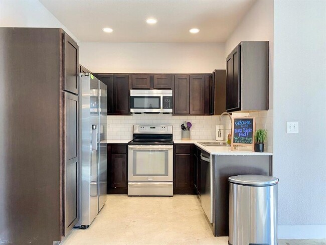 Foto del edificio - 1300 E 3rd St