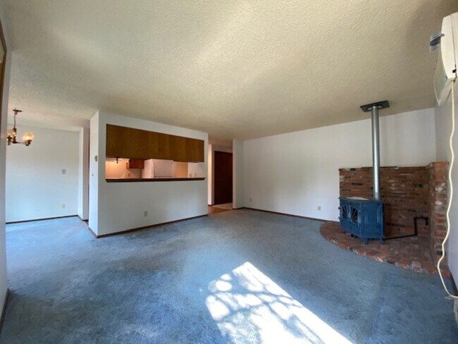 Building Photo - 8705 N Colton St