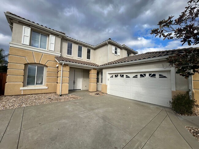 Foto del edificio - Spacious 3-Bedroom Home with Large Office and Loft