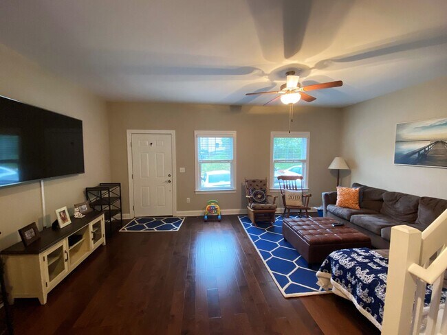 Building Photo - Upscale Luxury Towhouse