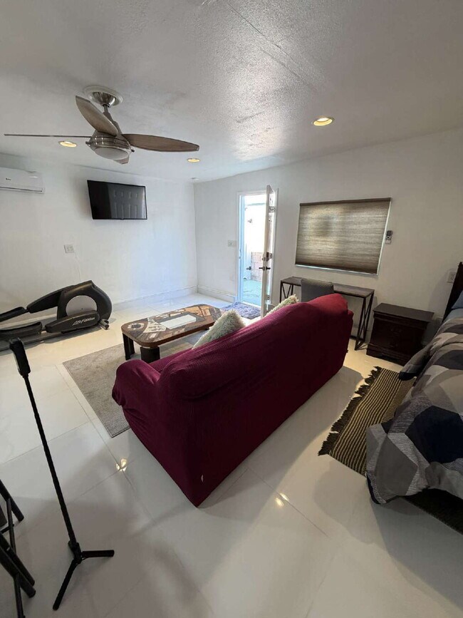 Foto del edificio - Modern & Stylish Private Garage Studio