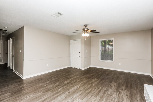Building Photo - Lovely 3 Bedroom Brick Home
