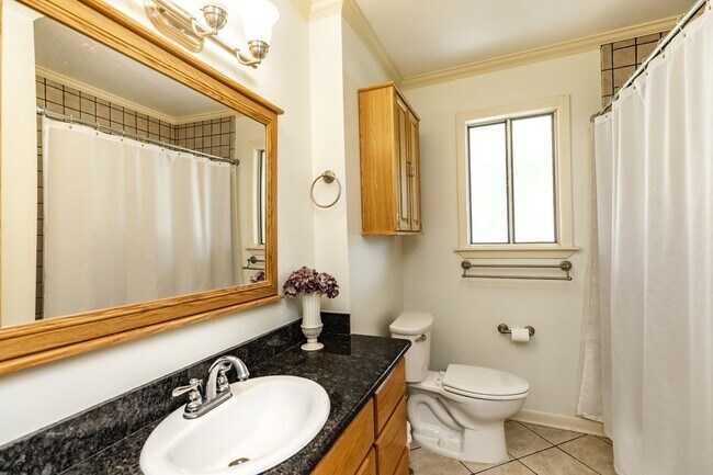 Building Photo - 2125 Shady Ln