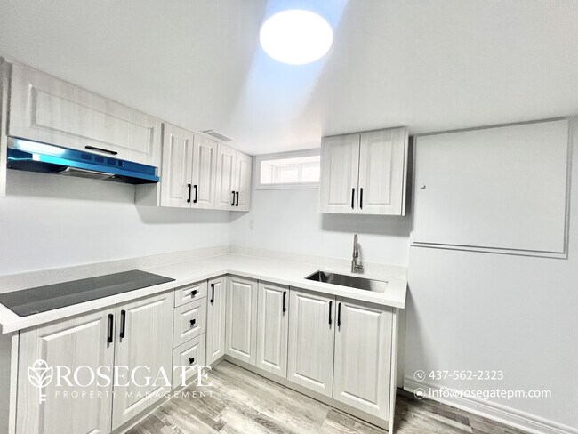 Photo du bâtiment - Spacious 2-Bedroom Basement Apartment with Parking in London