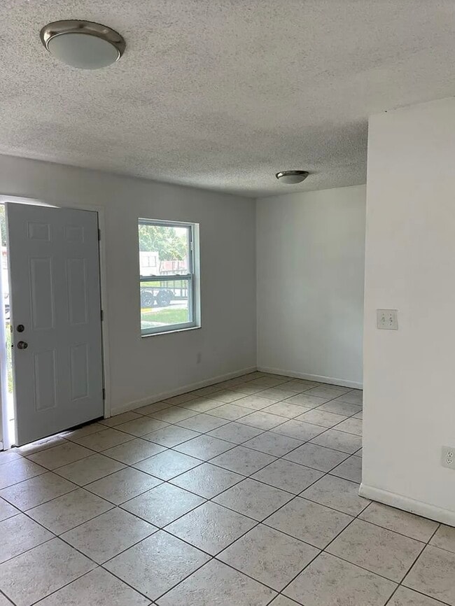 Building Photo - 3006 Reiter Dr