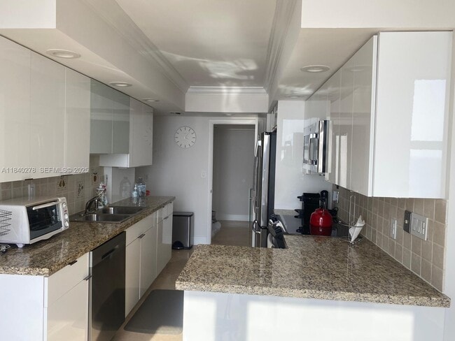 Building Photo - 1111 Crandon Blvd