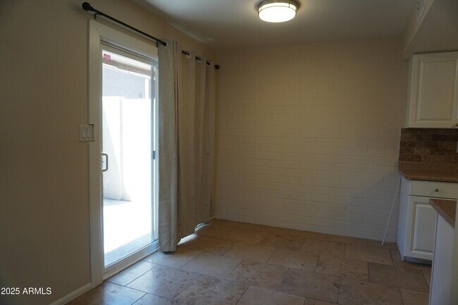 Foto del edificio - 1132 N 84th Pl