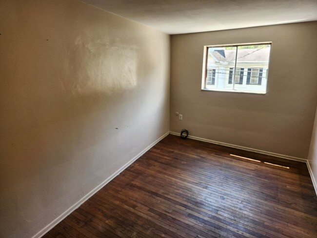 Building Photo - 3 Bedroom 2-Story Townhome Style Apartment...