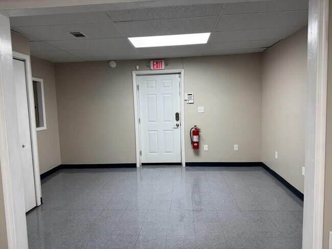 Building Photo - 108 Elm Rd