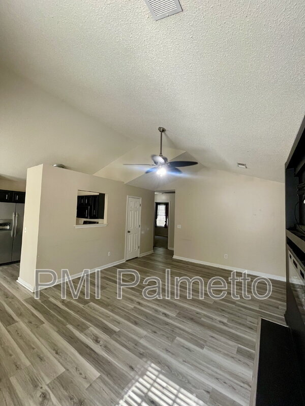 Foto del edificio - 221 Whixley Ln