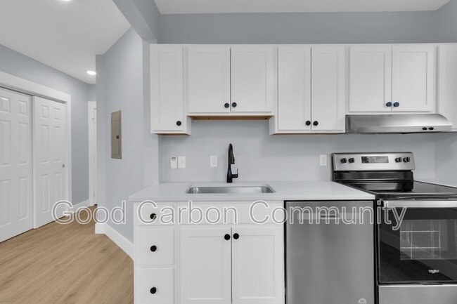 Building Photo - 131 Allen St