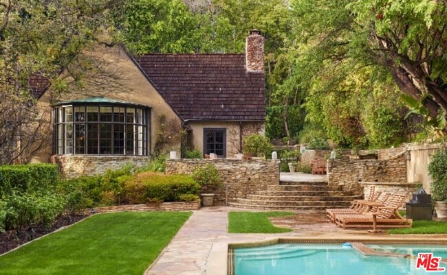 Foto del edificio - 1220 Benedict Canyon Drive