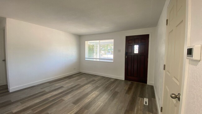 Building Photo - Updated 3 Bed 2 Bath Single Family Home in...