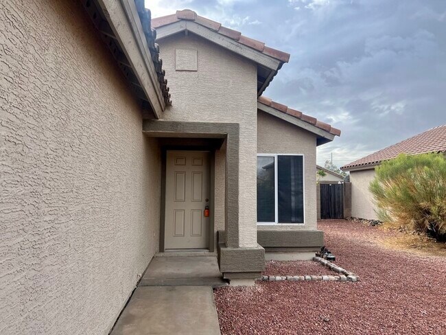 Building Photo - $650 OFF MOVE-IN COSTS!!! MOVE IN READY!