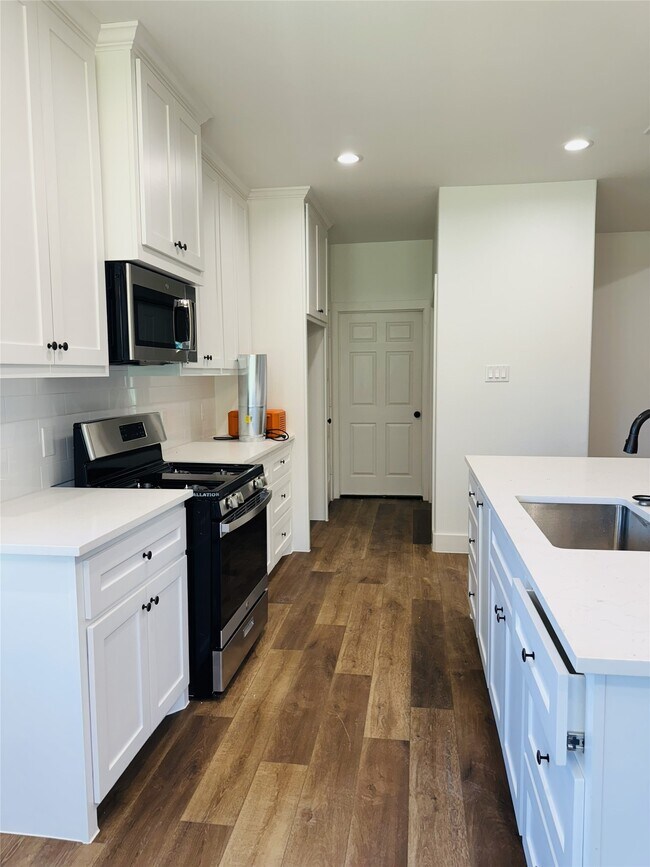 Foto del edificio - 8437 Winthrop Ln